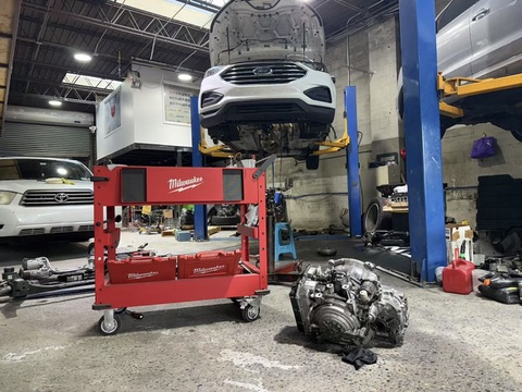 Premier Motor Works collision and body repair shop · 碰撞修复车间